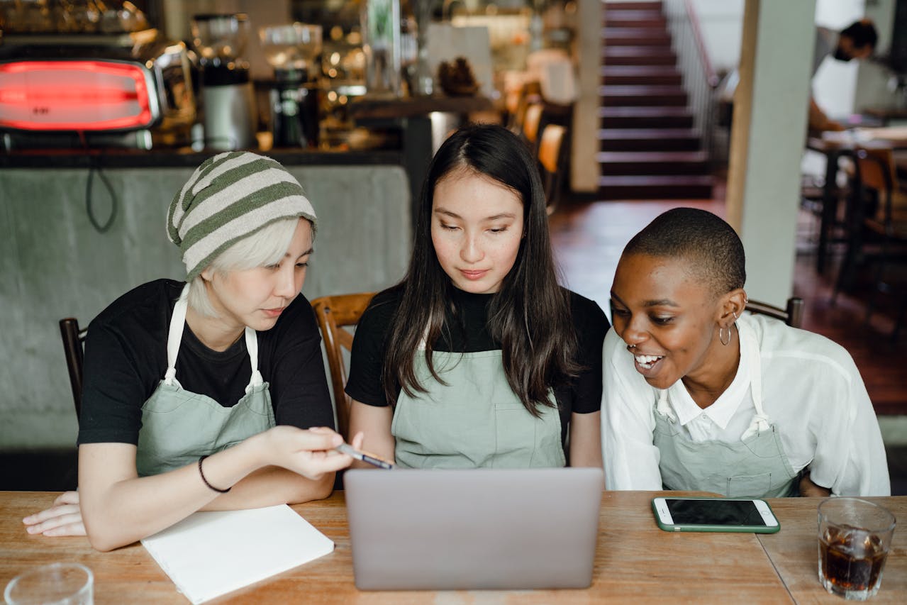 mulheres-mesa-cafe-trabalhando Empreendedoras trabalhando em seu estabelecimento café