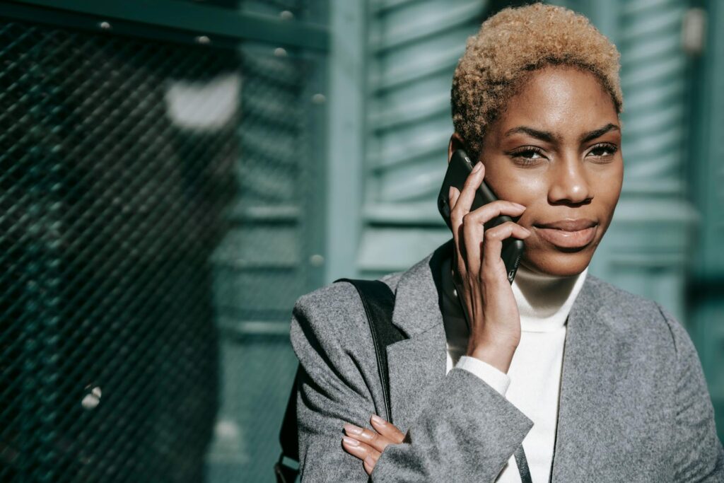 Mulher negra no telefone fale conosco