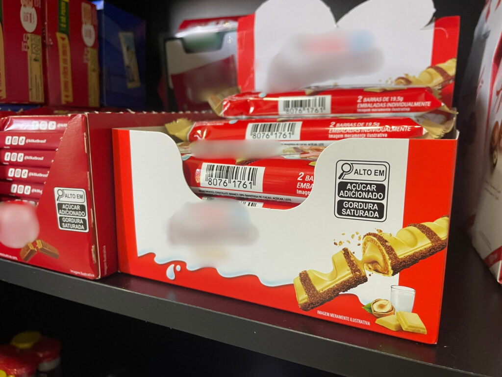 nova lupa em rótulo de alimentos com excesso de açúcar